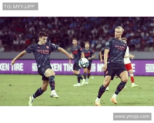 足总杯激战：AC米兰与曼城战成平局神奇扑救引发全场欢呼与转会传闻