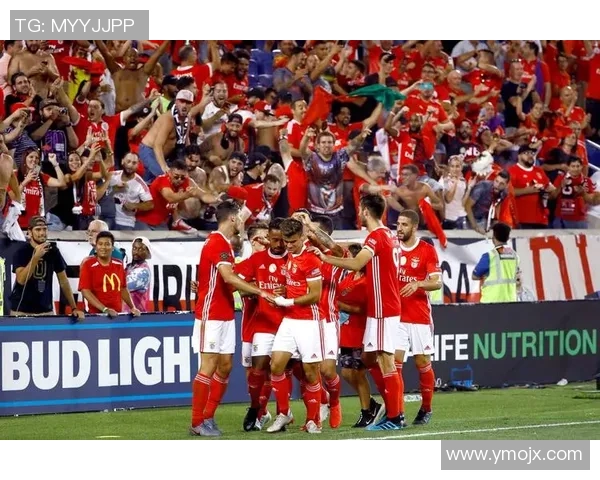 曼联友谊赛大胜本菲卡3-0上演历史冷门引发全场热烈反响 曼联友谊赛大胜本菲卡3-0上演历史冷门引发全场热烈反响